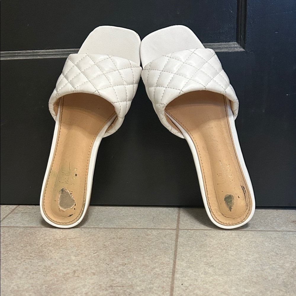 Elegant White Quilted Slide Sandals - Picture 1 of 2
